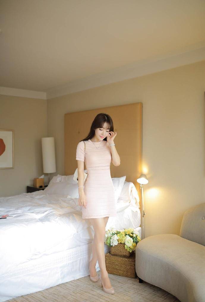 清纯著称的小姐姐,穿上粉色的裙子更显淑女感