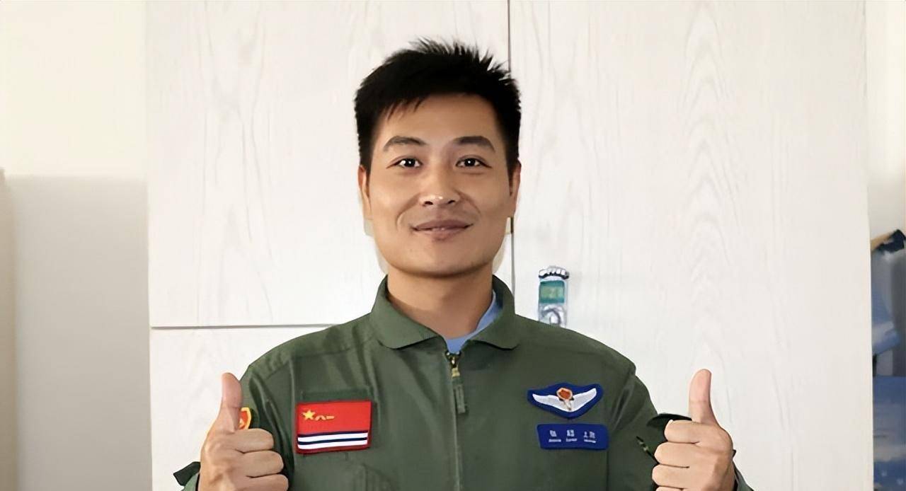 原创16年航母飞行员张超牺牲女儿仅2岁空姐妻子继承夫志应征入伍