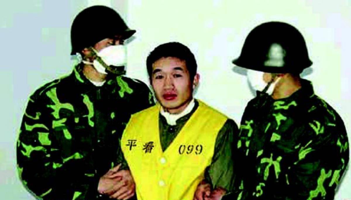 2001 年,河南一男子自制"智能木马",17名少年体验后离奇失踪_黄勇