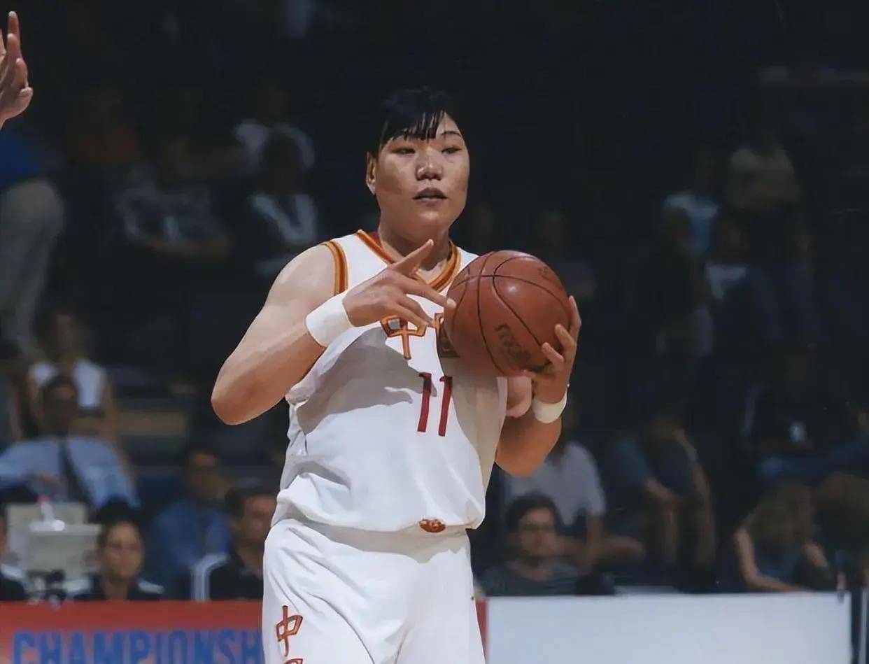 中国女篮郑海霞,退役后居然嫁给街道临时工,如今却成为人生赢家