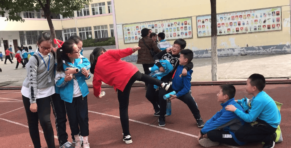 小学生课间打闹图片图片