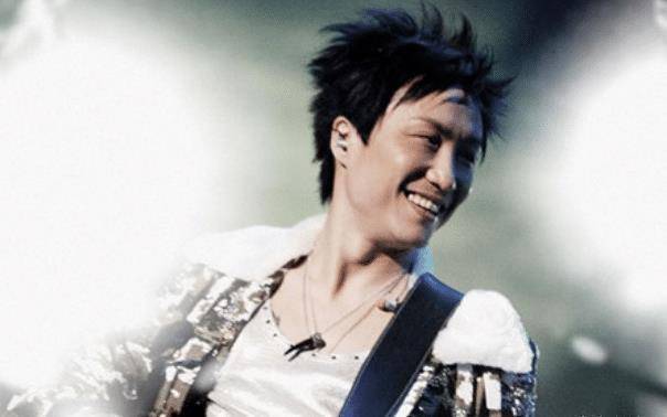 原创如今儿女双全的郑中基虽然长得不是很帅但是也算是多才多艺