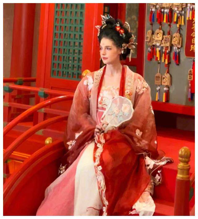 李白lisa身穿大红色的唐装,梳着一个唐朝风格的发饰,虽然与闪亮的金发