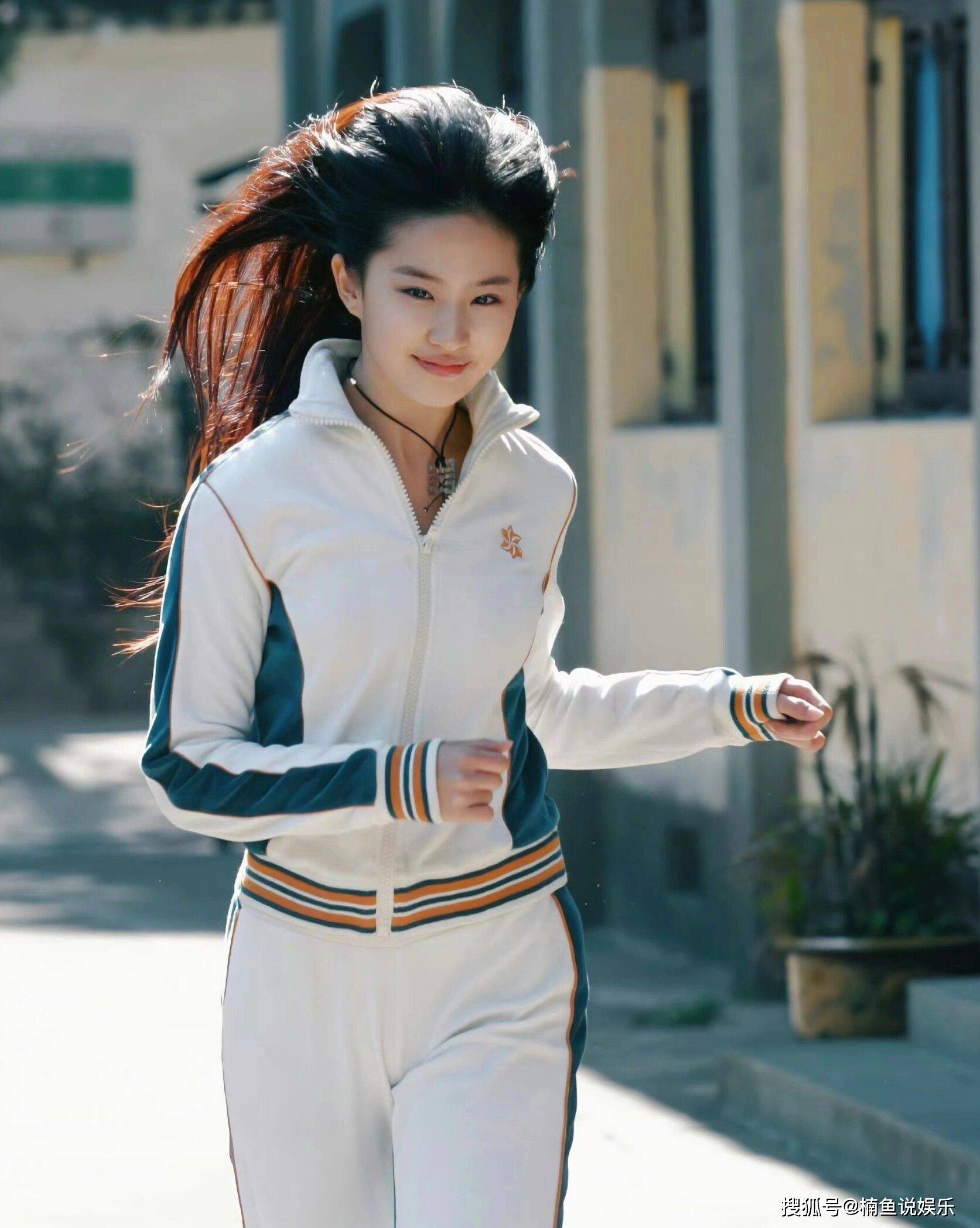 原创刘亦菲17岁跑步旧照曝光青春灵动宛若仙女下凡一颦一笑太养眼