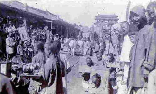 镜头下的清朝刑场:犯人被牵着辫子斩首,浸猪笼前的女子一脸绝望