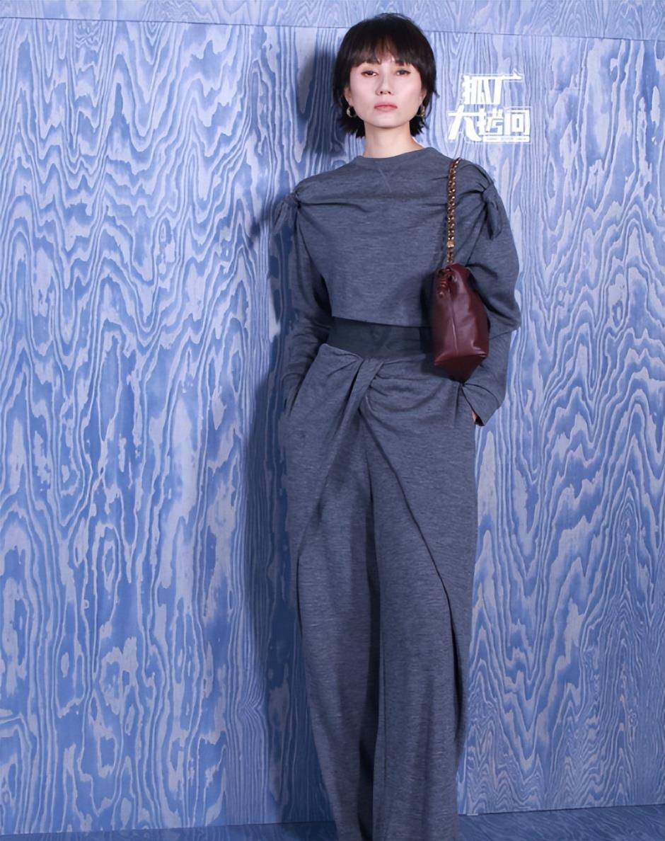 而且,身高才168的袁泉硬是把这套衣服穿出了超模的气质,霸气十足.