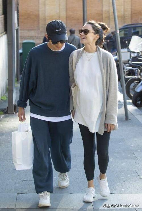 宋仲基夫妇现身赛揭幕战,甜蜜互动引关注_比赛_妻子_赛事