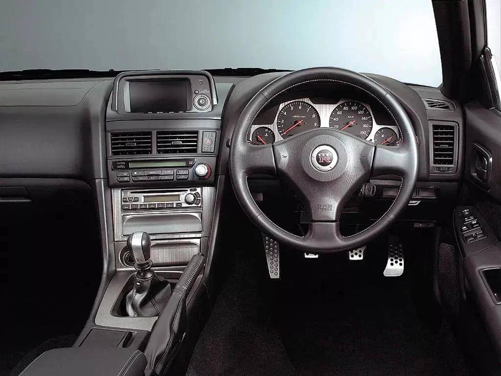 r34的内饰与前作最大的分别就是多了位于中控台上方5.