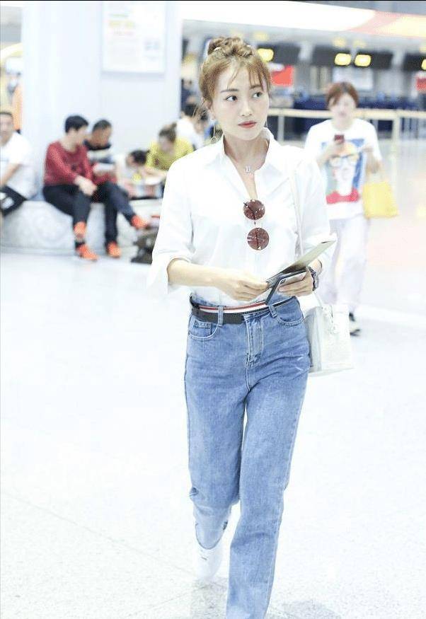 原创包文婧一家低调出街小女儿包饺子真是越来越可爱了看着好乖巧