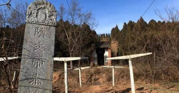 历史上最有钱的皇帝,死后墓里没一件值钱的,气得盗墓贼直跳脚