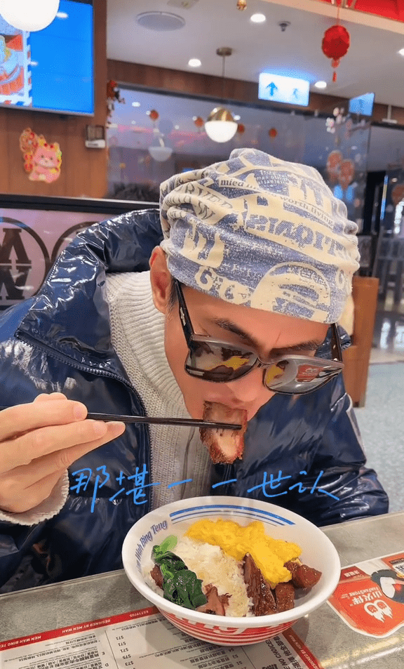 并好奇地留言询问:"为什么江华吃饭时总是喜欢戴帽子和墨镜?