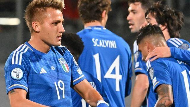 意大利国家队险胜委内瑞拉归化中锋雷特吉双响炮