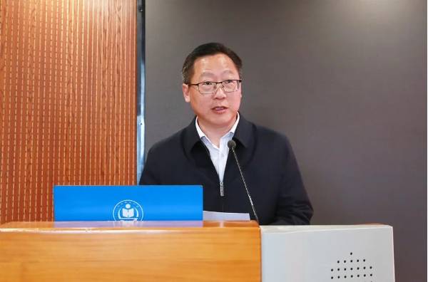 衡水中学春蕾助学金发放仪式暨红蓝融合青少年德育基地工作推进会成功