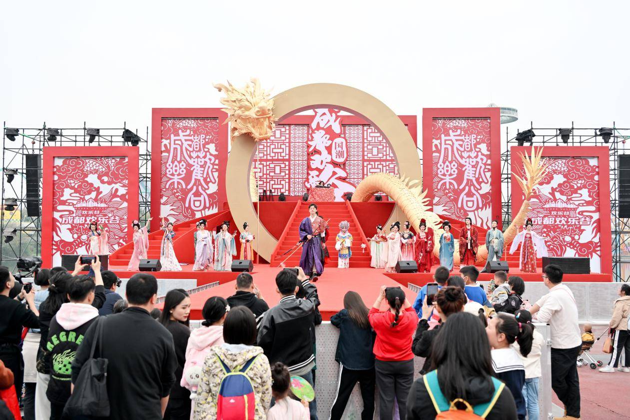 2024成都欢乐谷国潮文化节盛大开幕中华文字为魂掀起全新国风盛宴