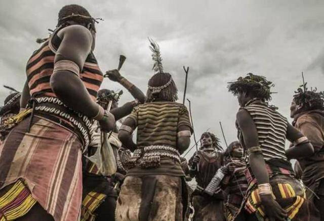 史上最败家的皇帝,抛洒金银珠宝像发传单,黄金贬值后帝国灭亡_曼萨_穆