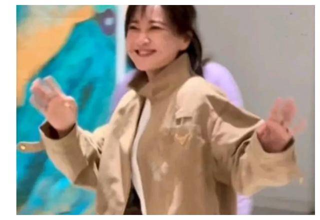 优雅出众，贾玲身着简约时尚，气质迷人。