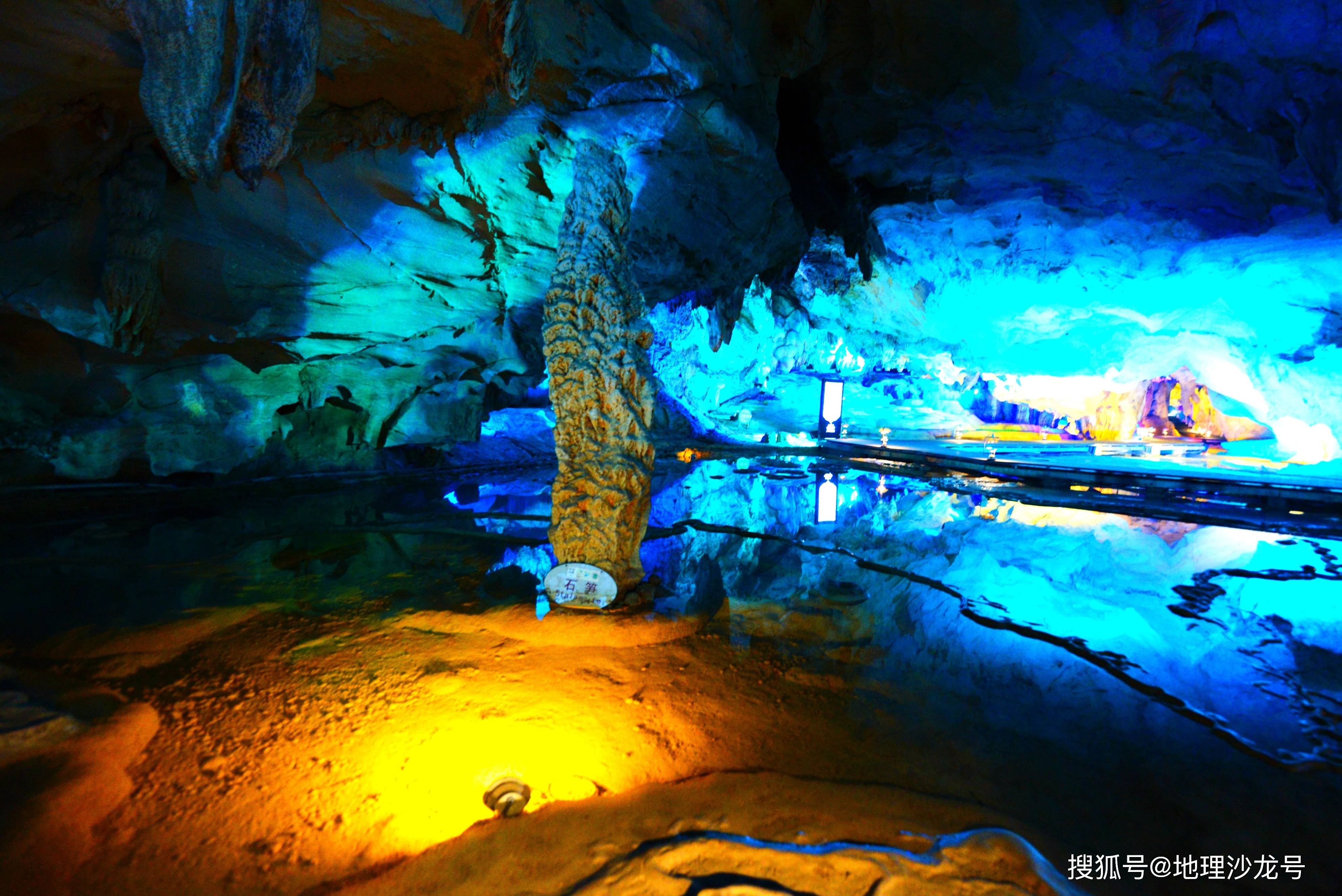 为什么在喀斯特地貌的地下溶洞中会发育出莲花盆景观