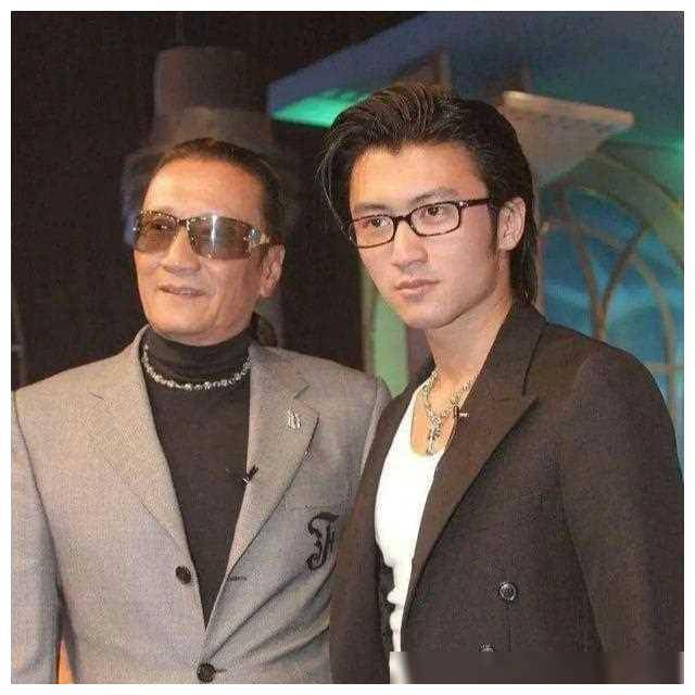 谢霆锋素颜澳门秀编发似谢贤忆起笑容王菲