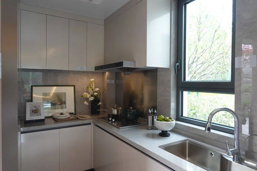 u型厨房操作台一侧打造了一个吧台样式,可以放些小家电,增加实用空间