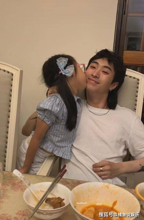 庾澄庆全家参加哈利毕业典礼,现任妻子气质非凡,前妻伊能静缺席_张