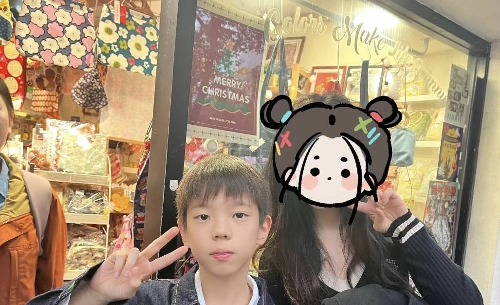 网友偶遇霍思燕一家4口10岁嗯哼越长越像爸爸妹妹好漂亮