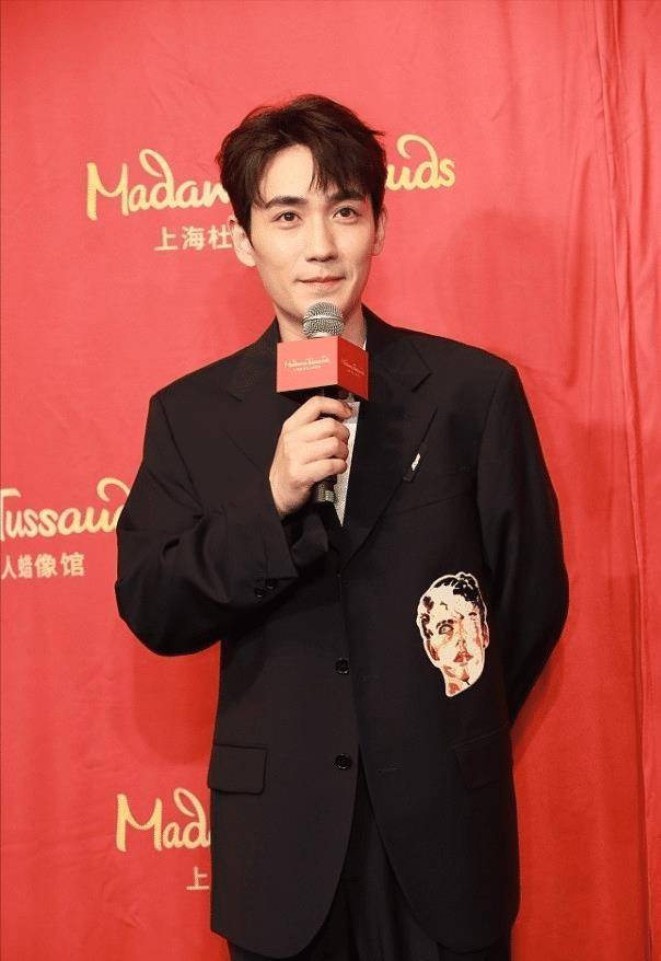 朱一龙的气质真好西装也能穿出休闲感和蜡像相比还是本人更帅