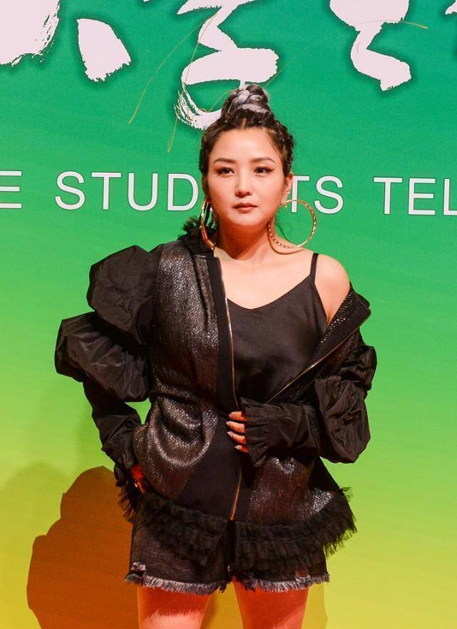 原创何洁这身材真该漂亮了穿上白衬衫有些显胖好在颜值还是很高的