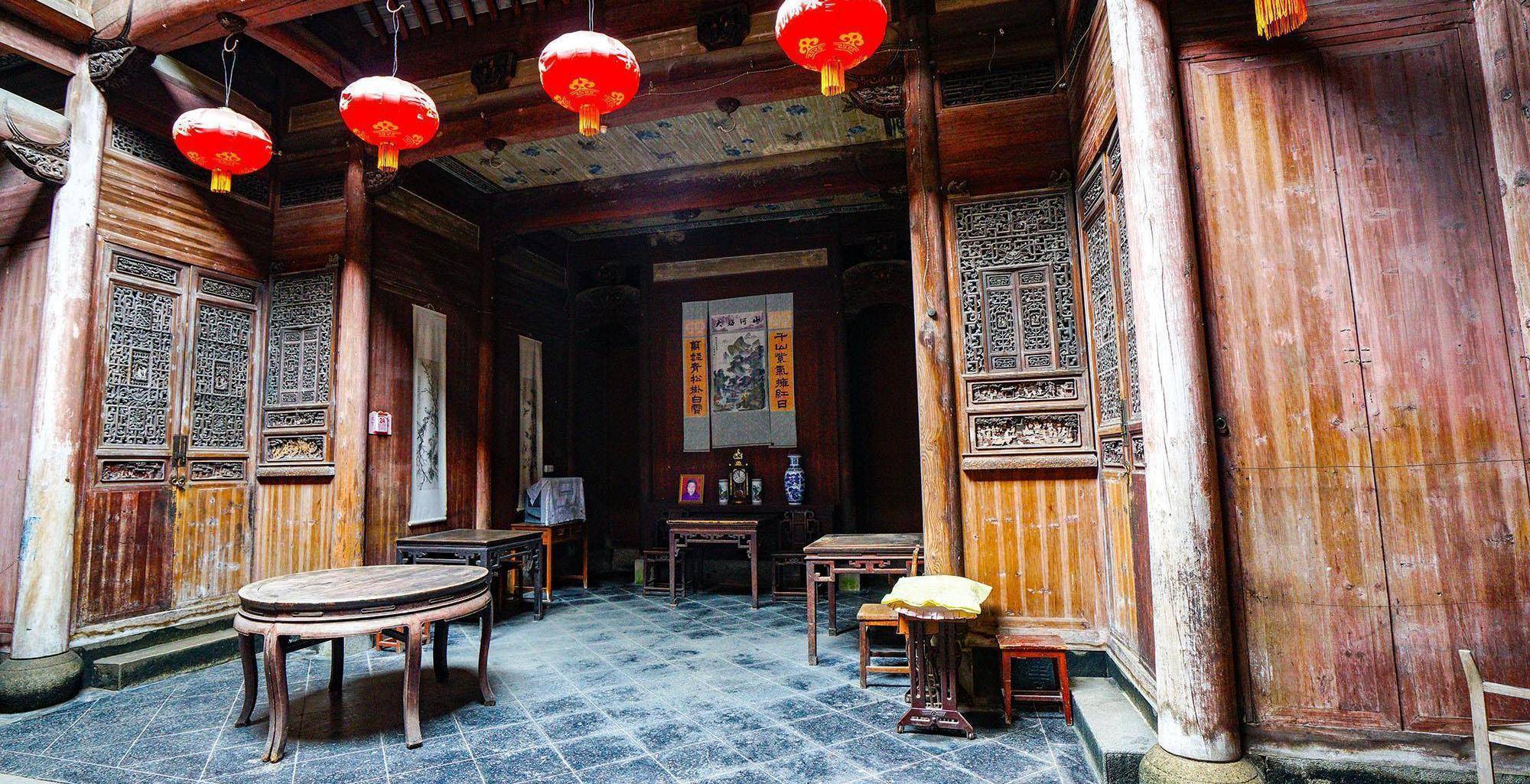 曾经连黄梅剧《徽州女人》都用木雕楼作为场景搬上了舞台,引起了很大