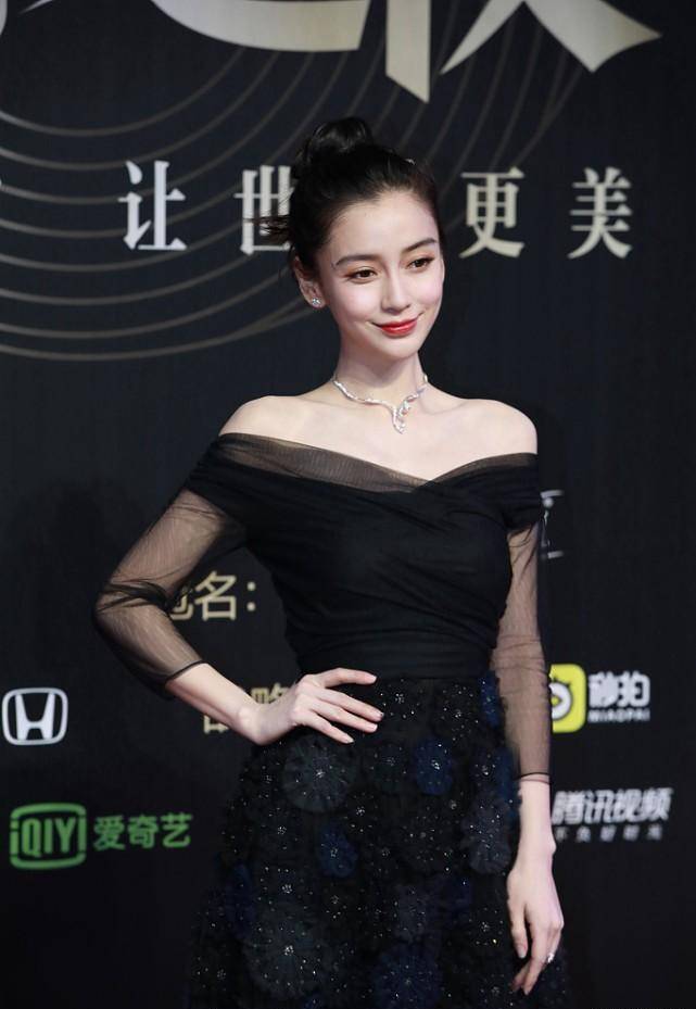 原创杨颖和倪妮真是一对好姐妹互相搂着腰拍照一同穿着黑裙好默契