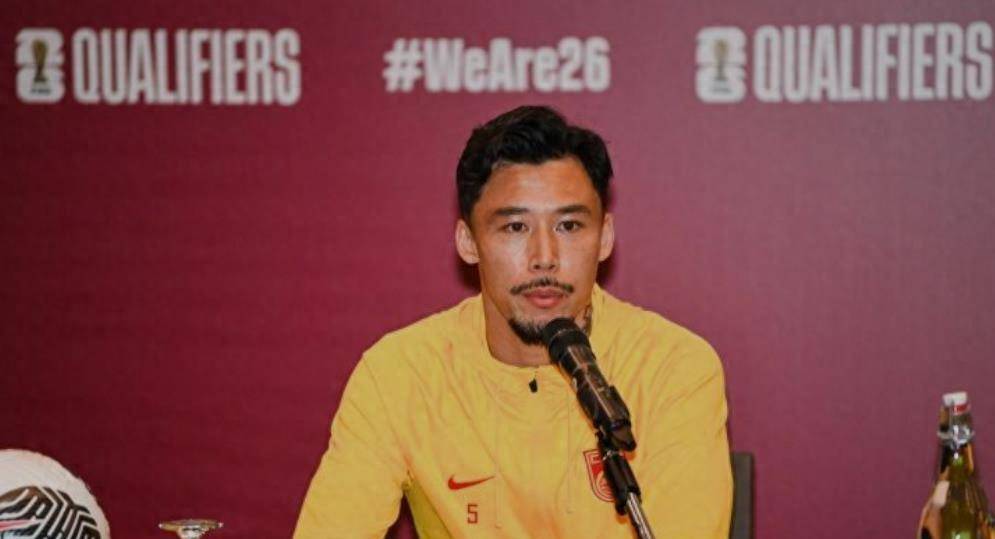 首先是法新社关注了张琳芃退队事件,他们直接以"中国的塞尔吉奥