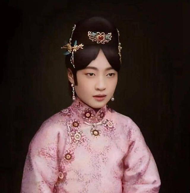 原创末代皇后婉容惨死狱中后尸体被扔臭水沟身上只留下一件遗物