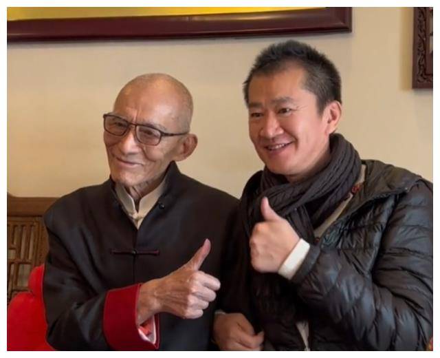 游本昌90岁和老伴住旧小区房子拥挤家具老旧一句话让人泪目