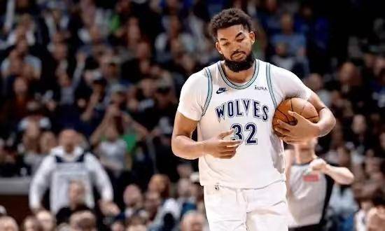 当年唐斯的选秀模板就是咆哮的华莱士.