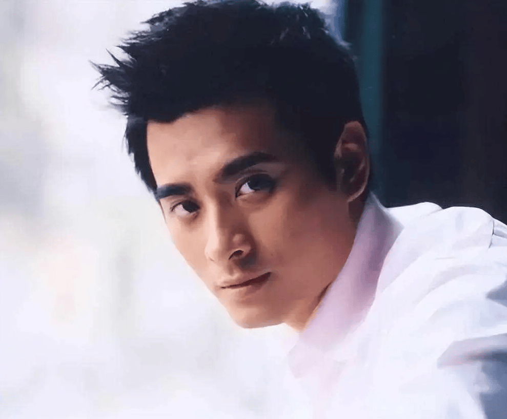 陈龙:曾是胶水厂工人,闪婚小10岁章龄之,走红后对妻子不离不弃