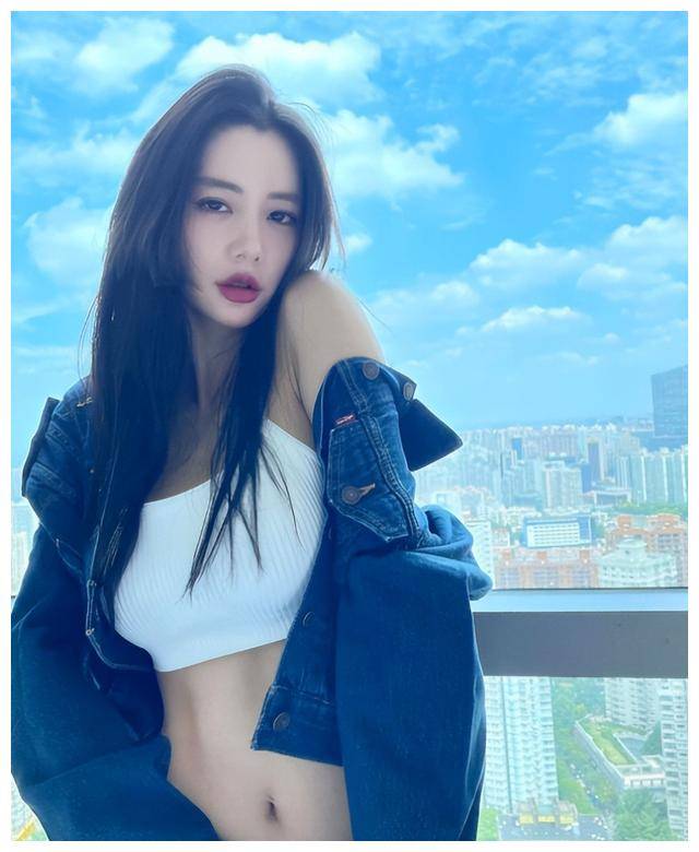 克拉拉亚洲最美性感花瓶绝美168cm黄金三围引爆眼球