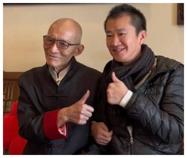 草根演员李嘉明为父治病欠巨款无戏拍当网红今41岁抱美人归