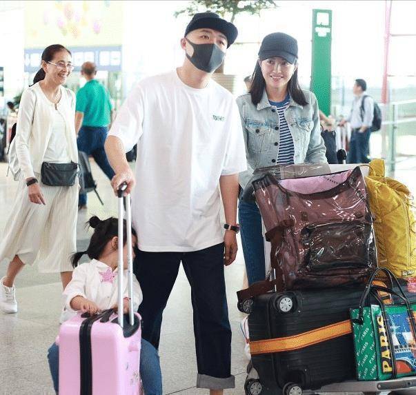 原创包文婧一家低调出街小女儿包饺子真是越来越可爱了看着好乖巧