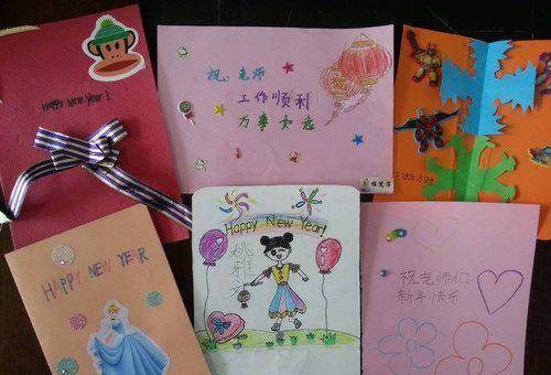 在上世纪八九十年代,每逢公历新年到来之际,同学们之间流行送贺卡