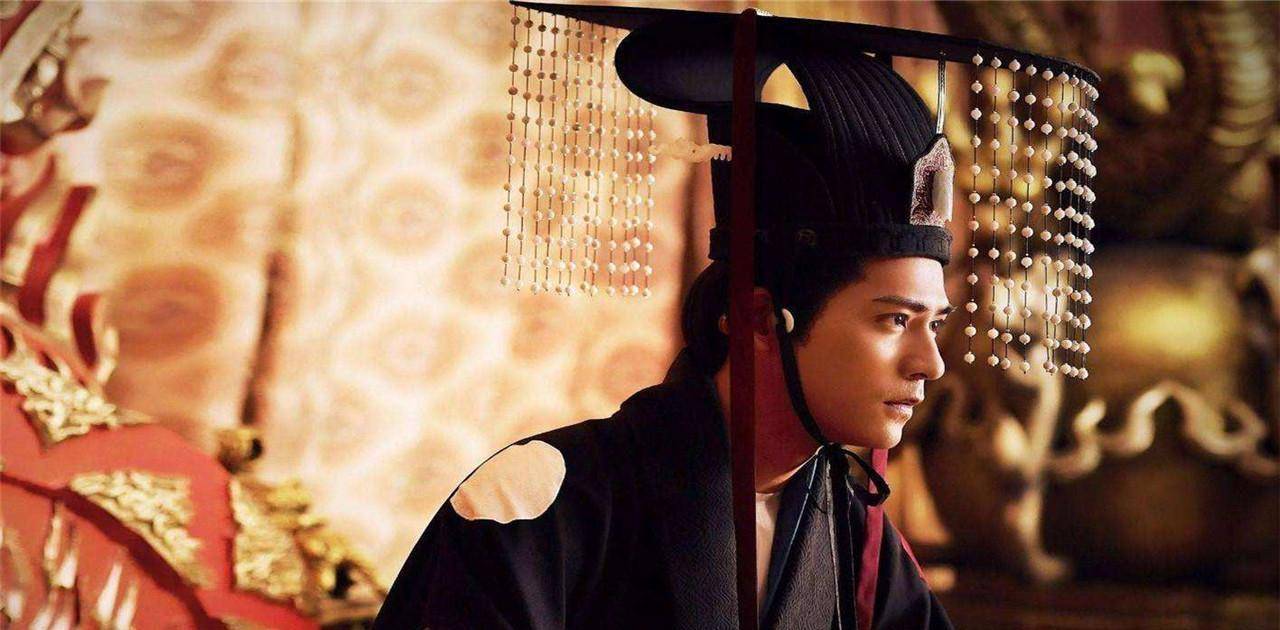 皇帝宴请群臣吃饭喝酒,宰相忧心忡忡,回家对儿子说:国家要亡了_什么_