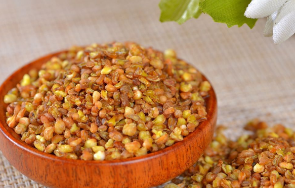 多喝苦荞茶可养肝护肝,因为苦荞茶中含有一种丰富的生物类黄酮化合物