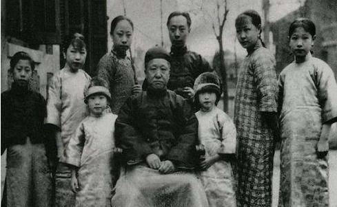 当时,溥仪走投无路只能暂时住在醇亲王府,这时候已经三岁的格格韫欢才