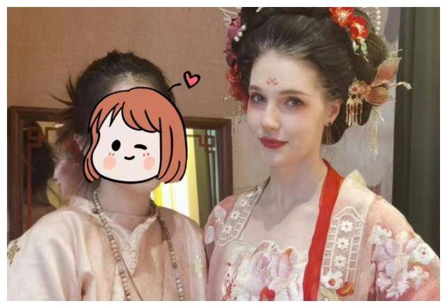 这个有爱的一家四口在汉服店里的画面充满温情,充分展现了家庭间的