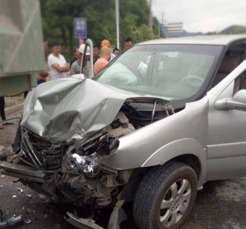 原创原创花不弃女二太敬业出车祸戴脖子固定器拍戏拍完在剧组疼哭