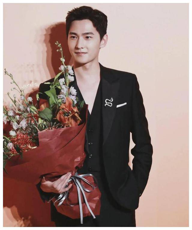 杨洋病倒佩戴拐杖入院医生多次叮嘱经纪人严心相随