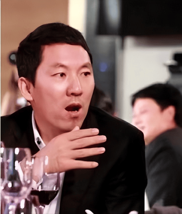 但是后来李小冉还是在孙海东的糖衣炮弹中沦陷,同时也淹没在一片骂声