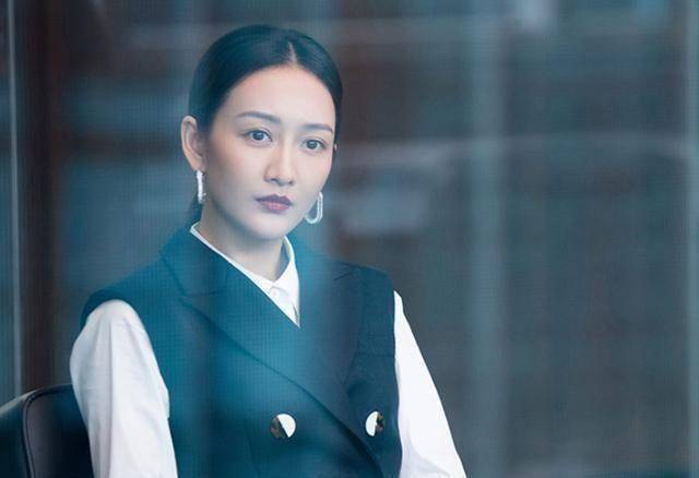 律师》解析:说蓝兰利用何赛,不如说蓝红利用罗槟更靠谱_蓝红家_栗娜