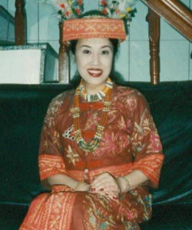 在思考了很久之后,张克莎便下定了决心自己要坚持做一个女孩儿,忽视他