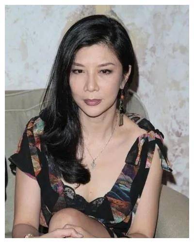 原创吴家丽61岁风韵犹存美艳依旧令人倾慕钟情不减