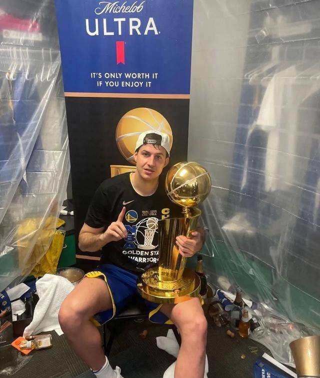 在勇士队夺冠后,他退出了nba._比利卡_贝利卡_赛季