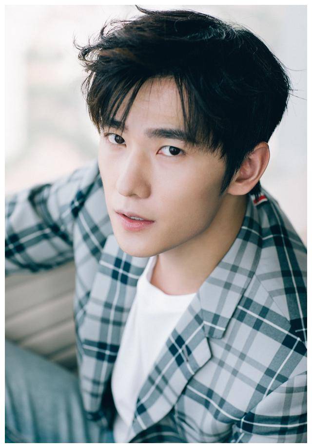 杨洋病倒入院经纪人搀扶接受治疗医生严肃叮嘱